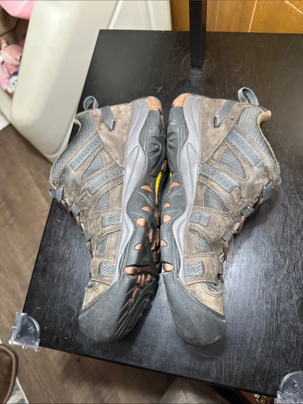 Keen Siskiyou Mid Top Outdoor Hiking Shoes. Men’s 10
